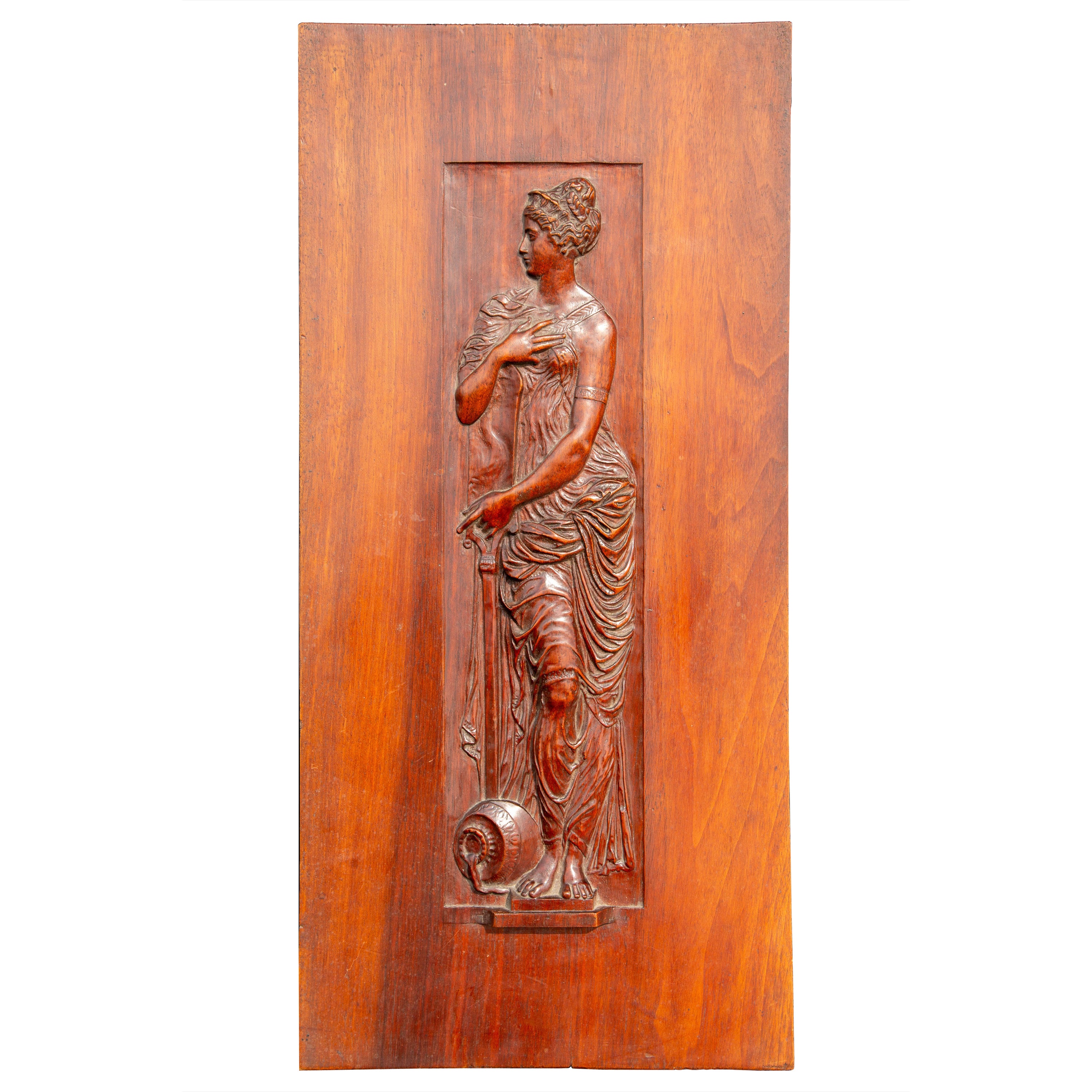 Panneau en bois sculpté du 20e siècle représentant une femme classique