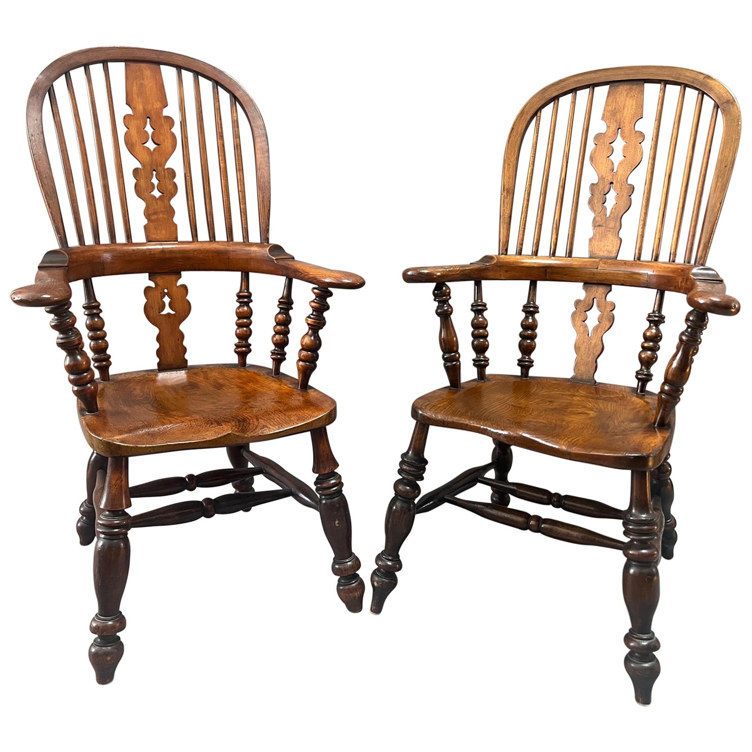 Paire similaire de fauteuils Windsor anglais à dossier à nœud de style George III.  en vente
