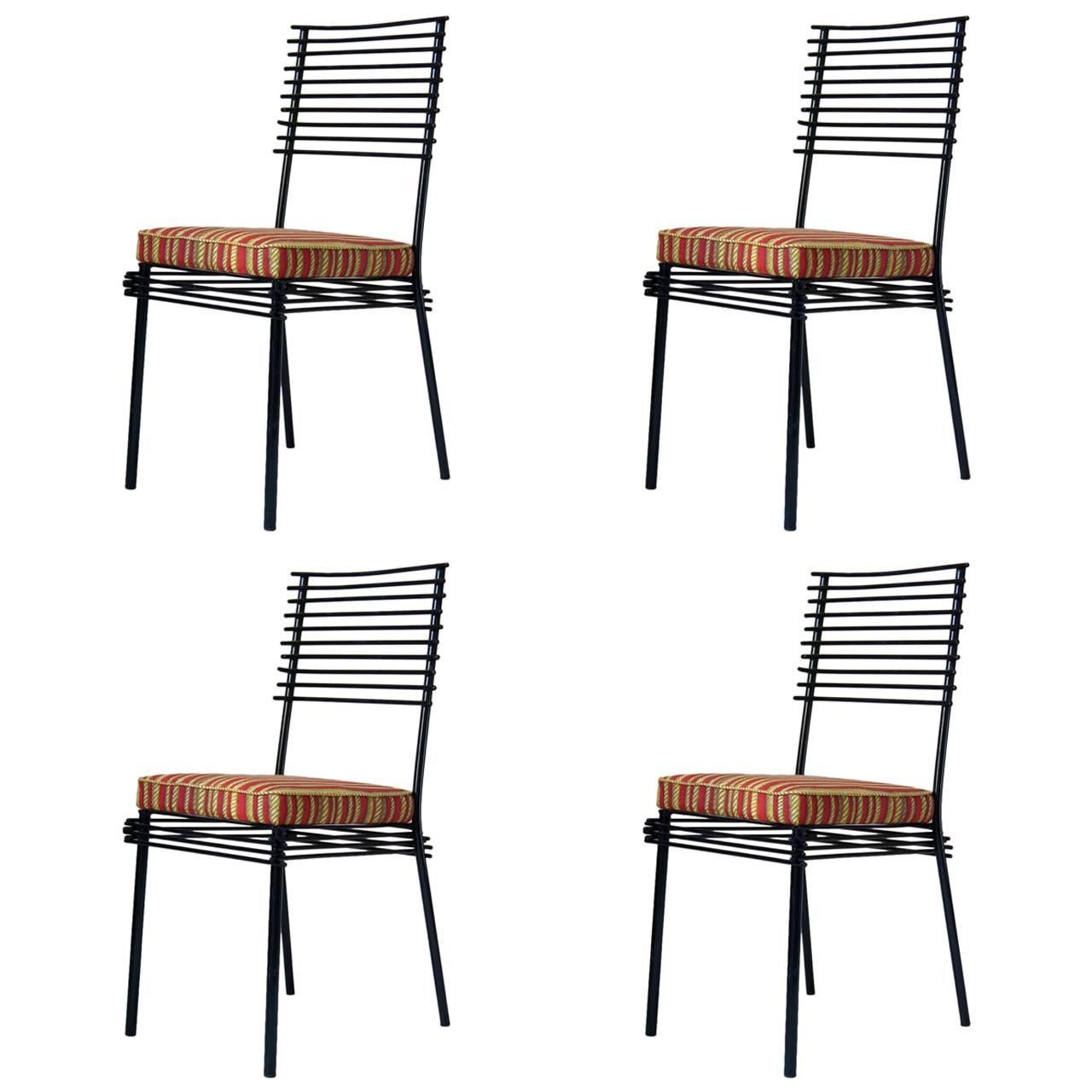 Ensemble de quatre chaises de salle à manger en fer d'influence japonaise, France, vers les années 1950 en vente