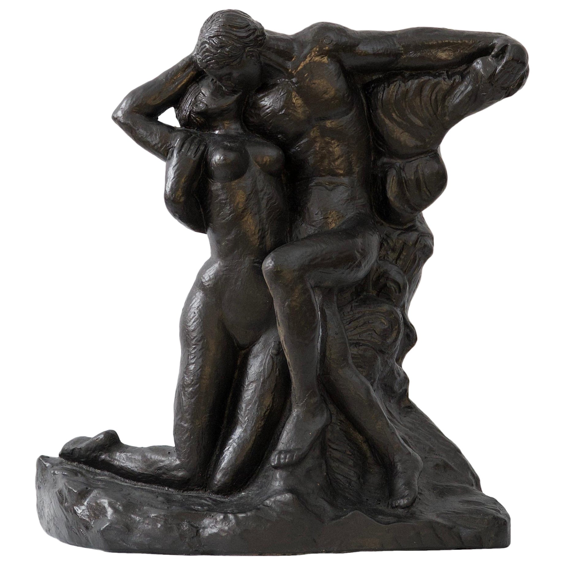 Moderne figurative Skulptur eines Paares, das sich umarmt 