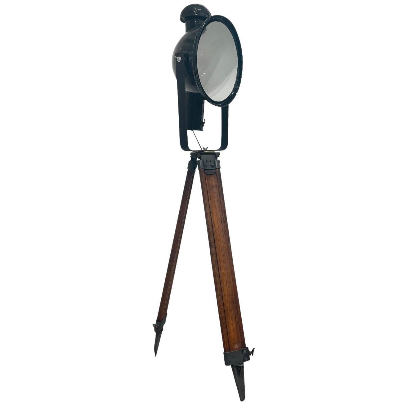 Spotlight aus Nusssbaumholz im französischen Industriestil des 20. Jahrhunderts – Cinema Floor Studio Lampe im Angebot