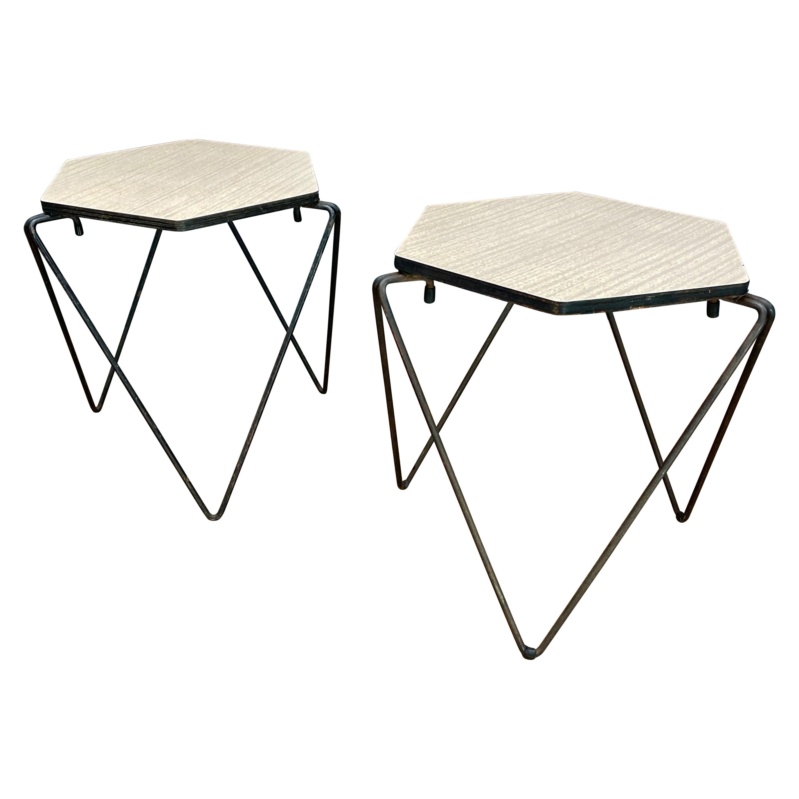 Architectes des années 1950 Paire de tables empilables prismatiques Mid-Century Geometric Pedestal en vente