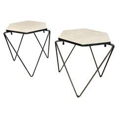 Architectes des années 1950 Paire de tables empilables prismatiques Mid-Century Geometric Pedestal