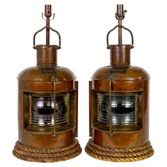 Paire de grandes lanternes de bateau en cuivre antiques utilisées comme lampes de table d'angle avec base en corde
