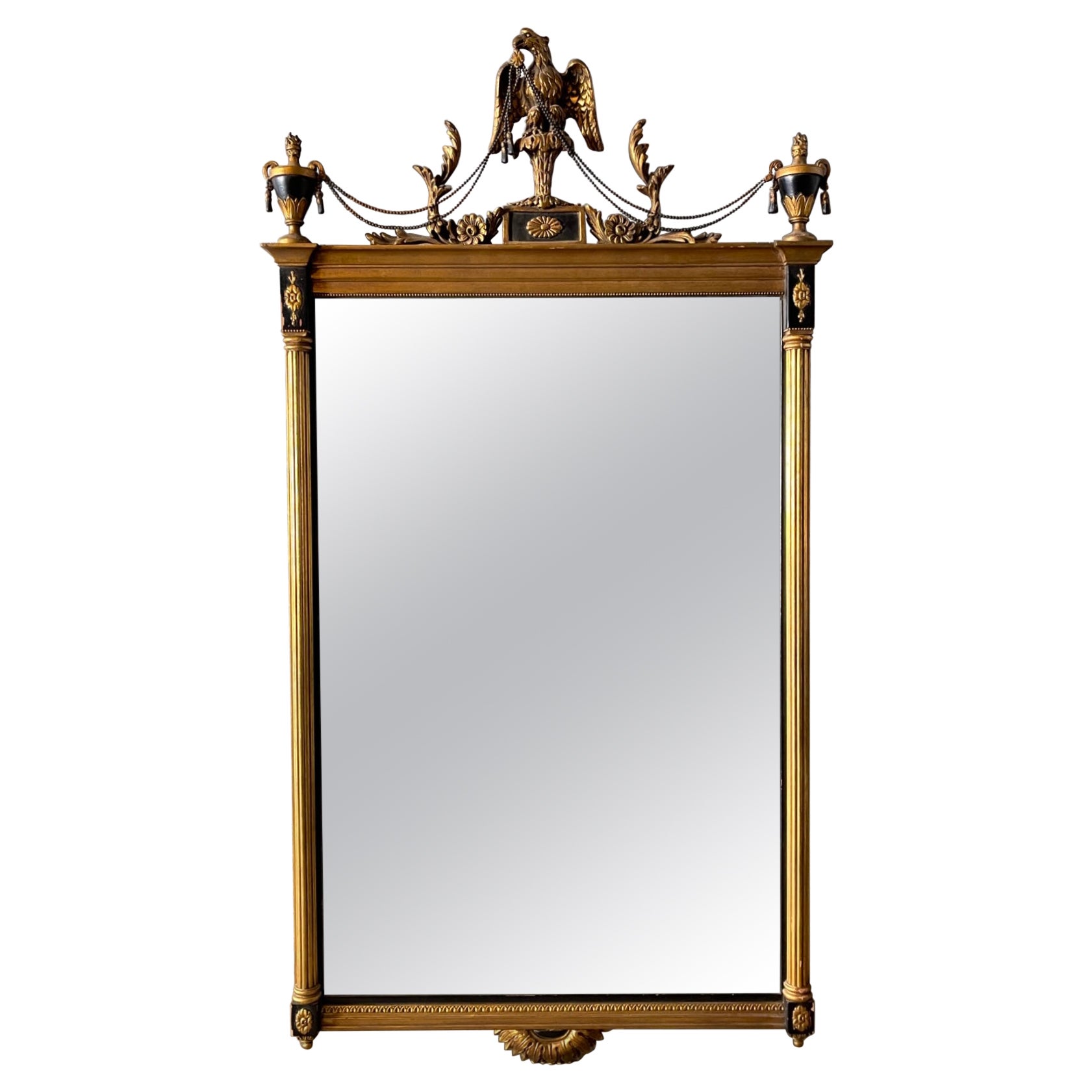 Miroir italien en bois doré sculpté de style néo-classique fédéral avec urnes et aigle 