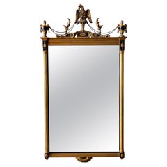 Miroir italien en bois doré sculpté de style néo-classique fédéral avec urnes et aigle 