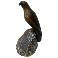 Sculpture en bronze des années 1930 représentant un Falcon assis sur du granit par Charles Reussner