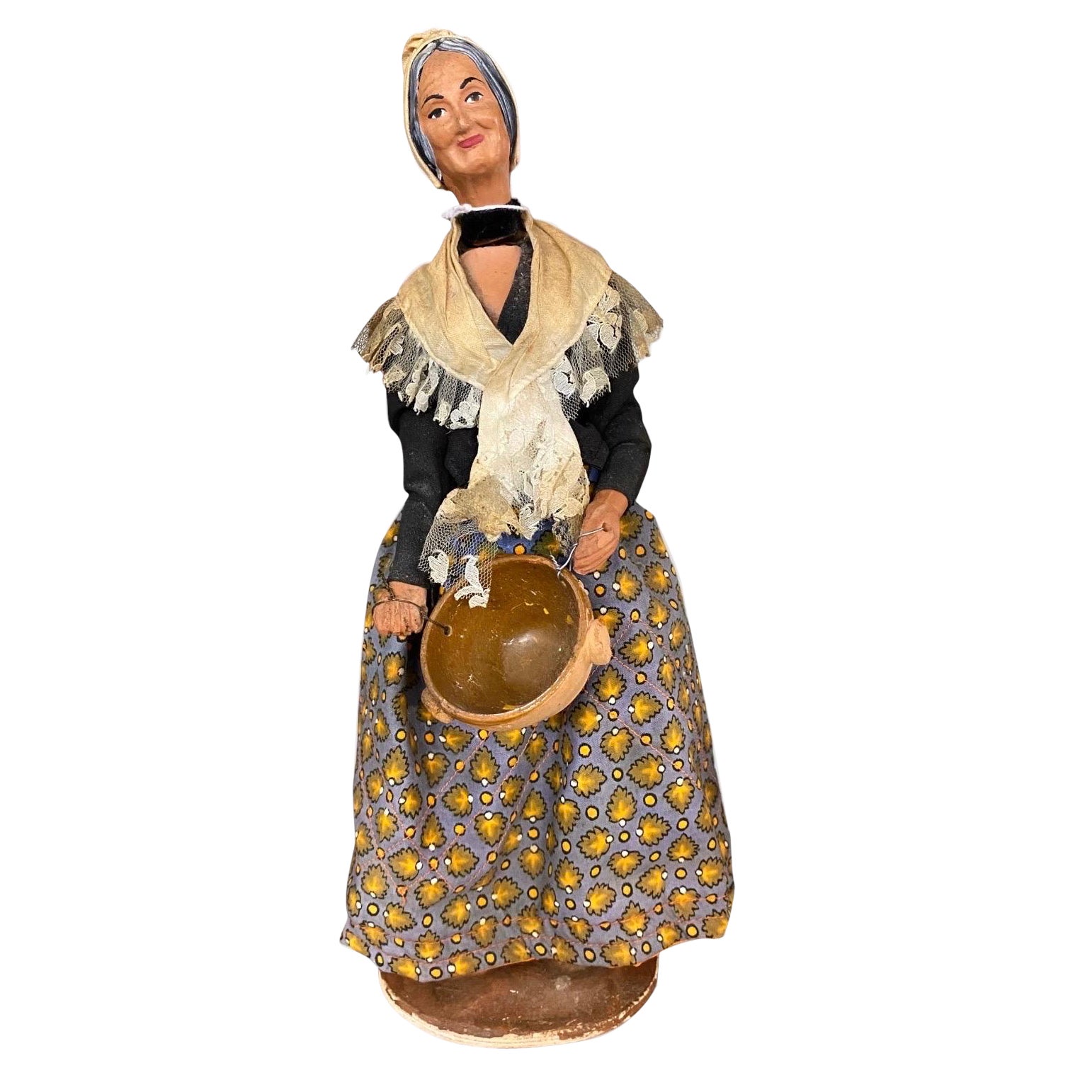 Figurine de poupée vintage Santon de Provence en argile, vieille femme tenant un pot d'argile 