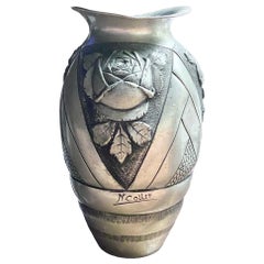 Ancien vase parisien Noel Collet en étain à relief profond