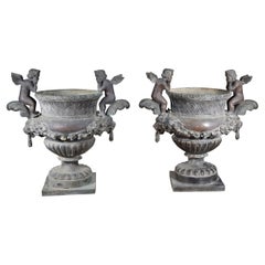 Paire de vases en bronze. 20ème siècle, d'après des modèles néoclassiques