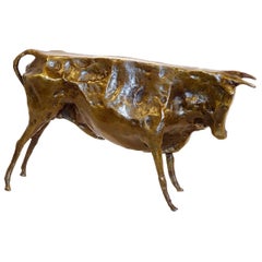 Sculpture animalière en bronze d'un taureau, modèle de Pablo Picasso .