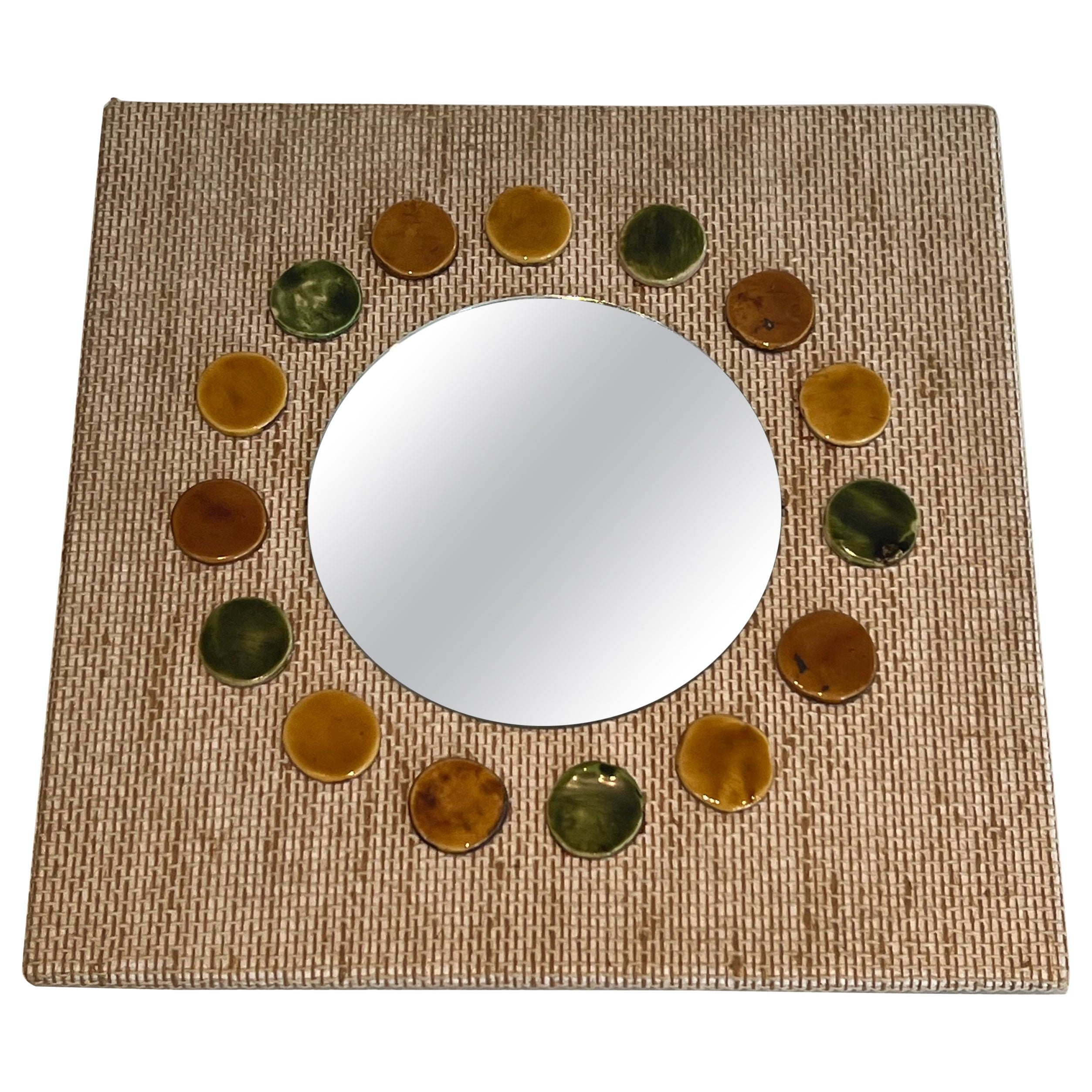 Kleiner quadratischer Spiegel aus Bast und farbigen runden Keramikelementen. 