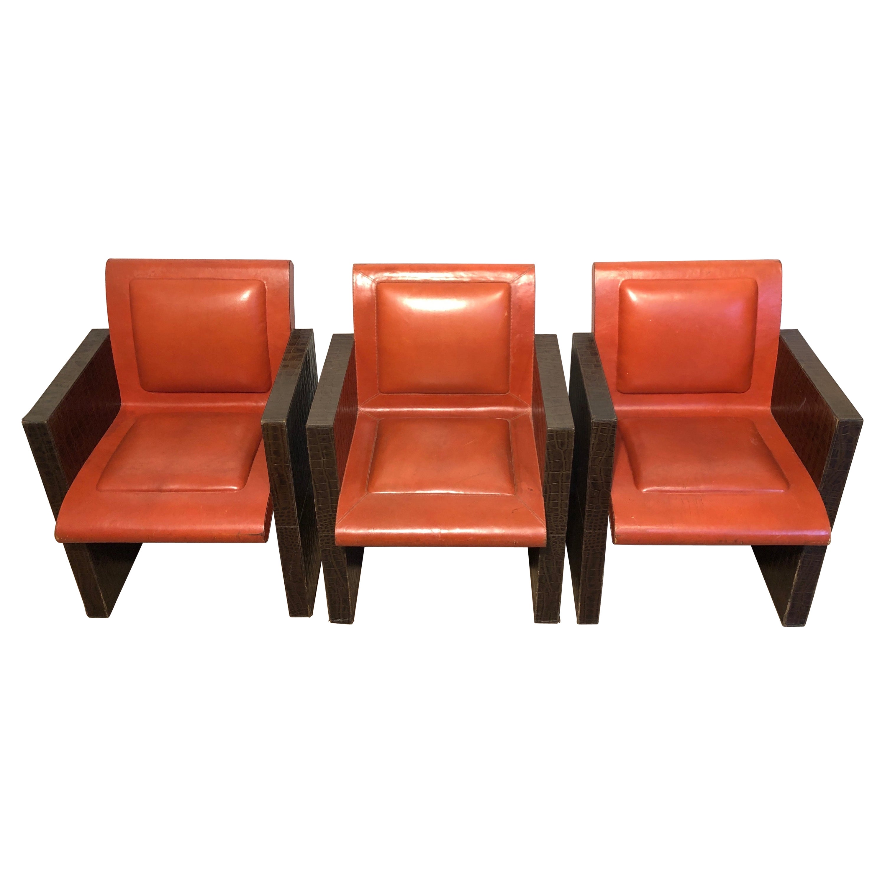 Paar Sessel aus orangefarbenem und braunem Leder (können auch einzeln verkauft werden). Französisch im Angebot