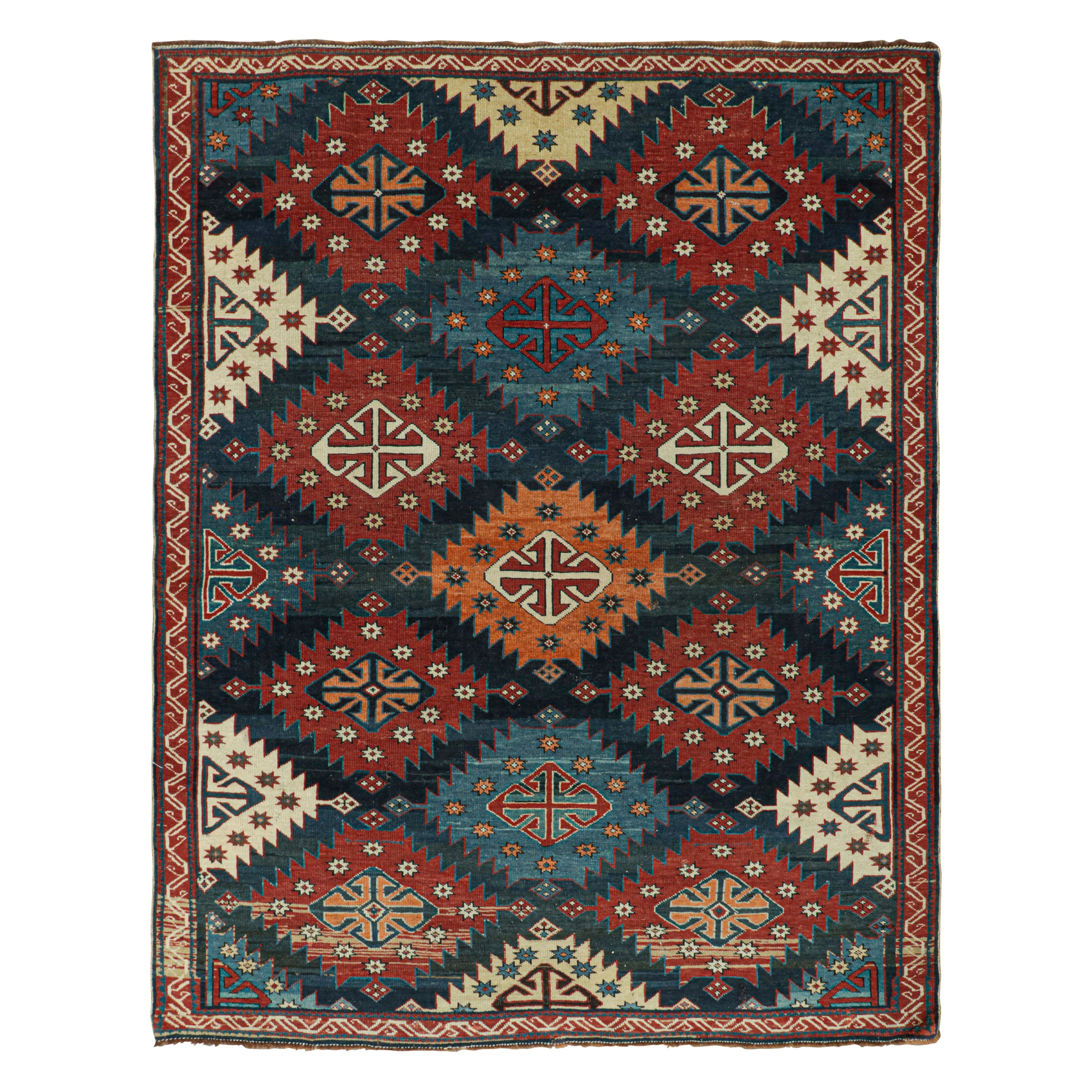 Antiker kaukasischer Kazak-Teppich mit roten und blauen Stammesmustern von Rug & Kilim