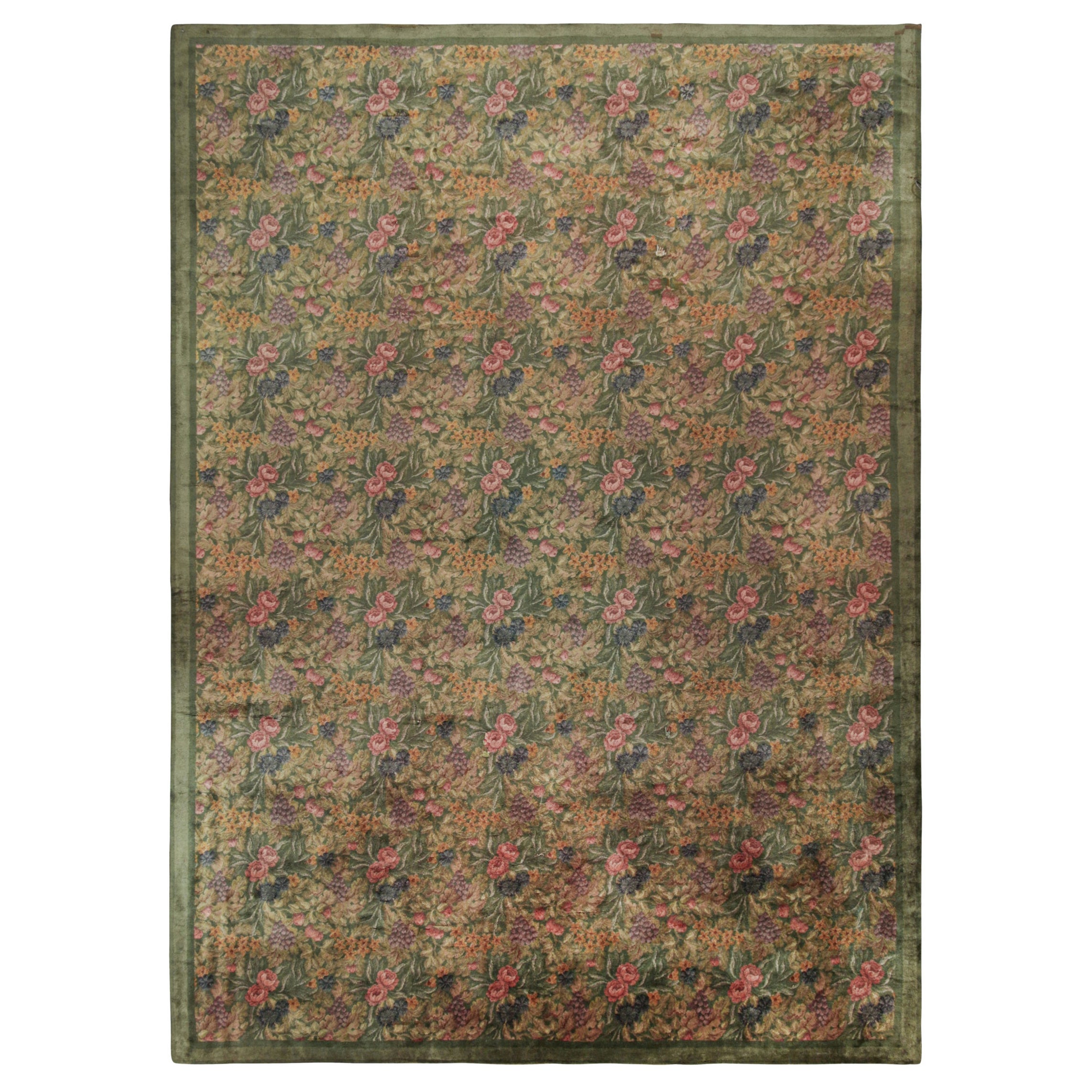 Tapis Axminster anglais ancien en vert avec motif floral rose