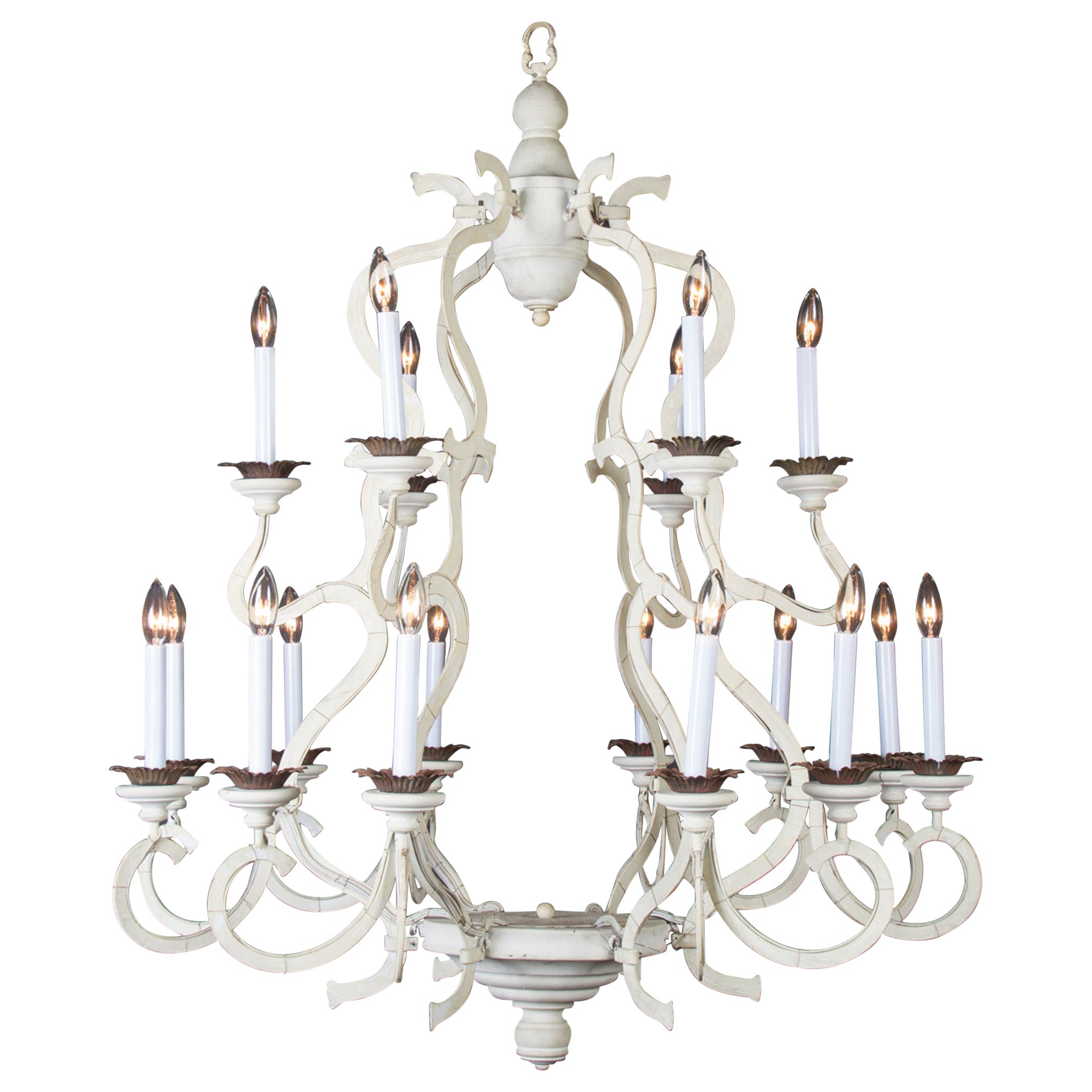 White Italian Chandelier made of Carved Wood and Painted Iron, Mid-20th Century For Sale