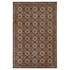 Tapis ancien à aiguilles en Brown avec des fleurs botaniques, de Rug & Kilim