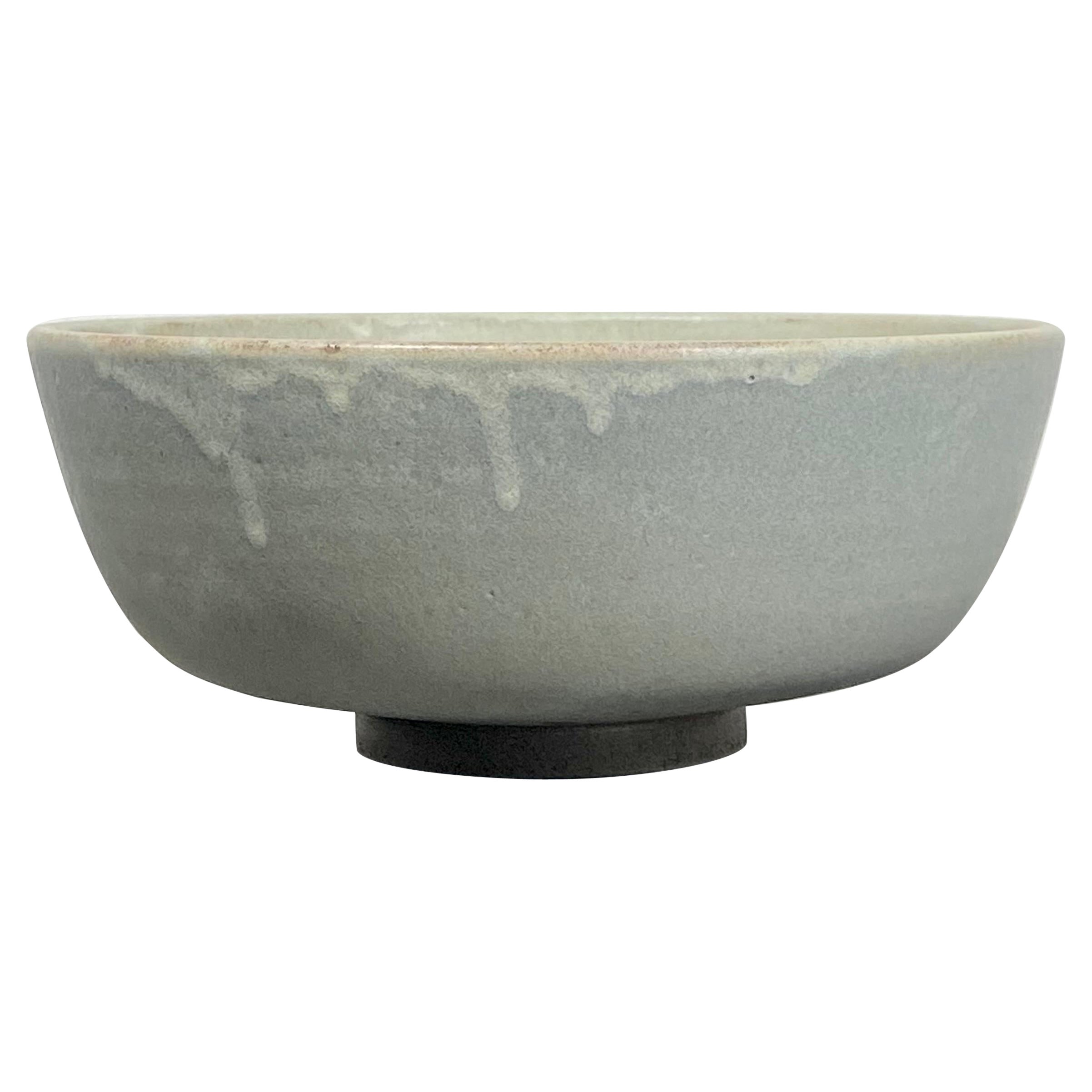 Celadon-Keramikschale mit tropfenförmiger Glasur im Angebot