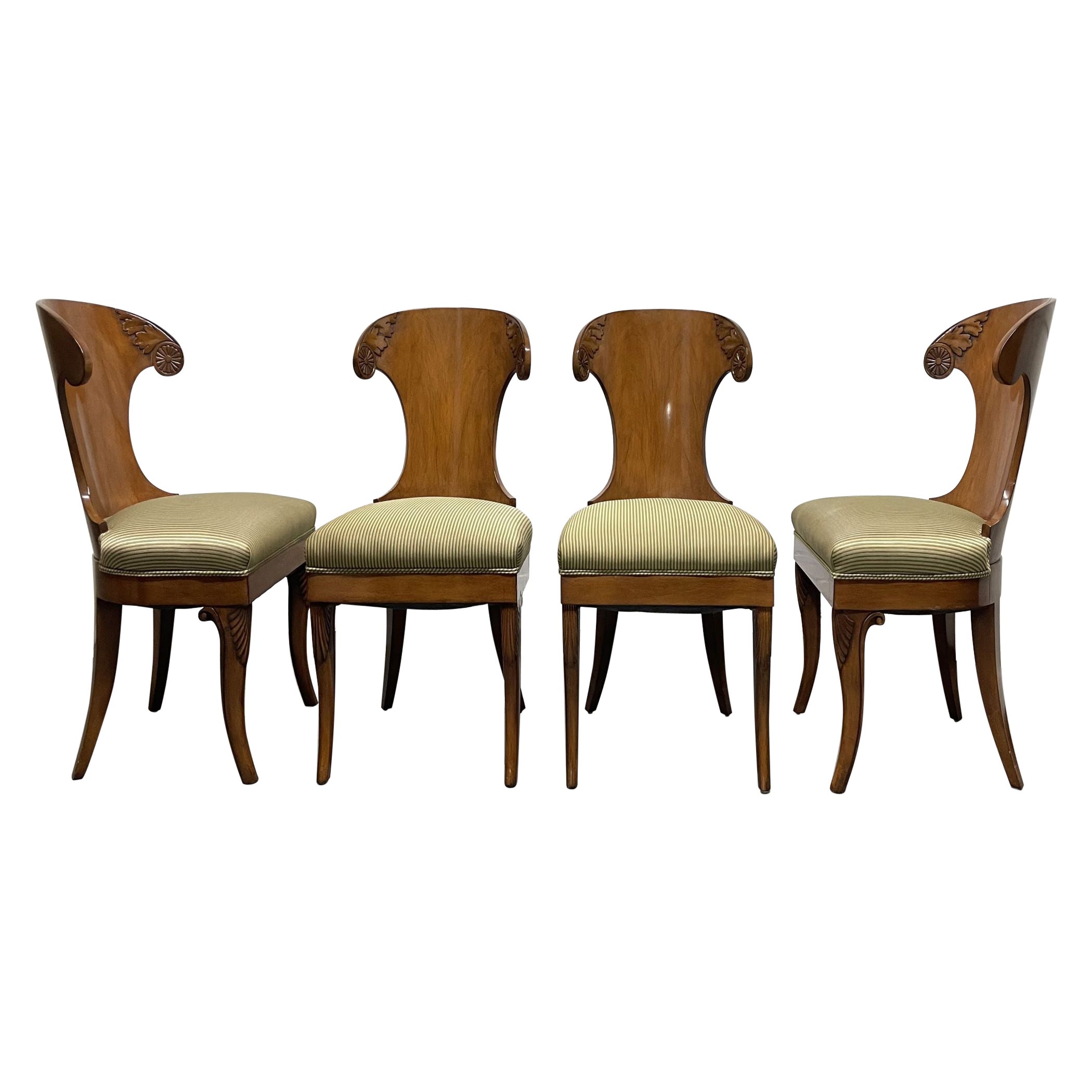 Chaises de salle à manger en noyer de style Klismos Ensemble de 4 chaises