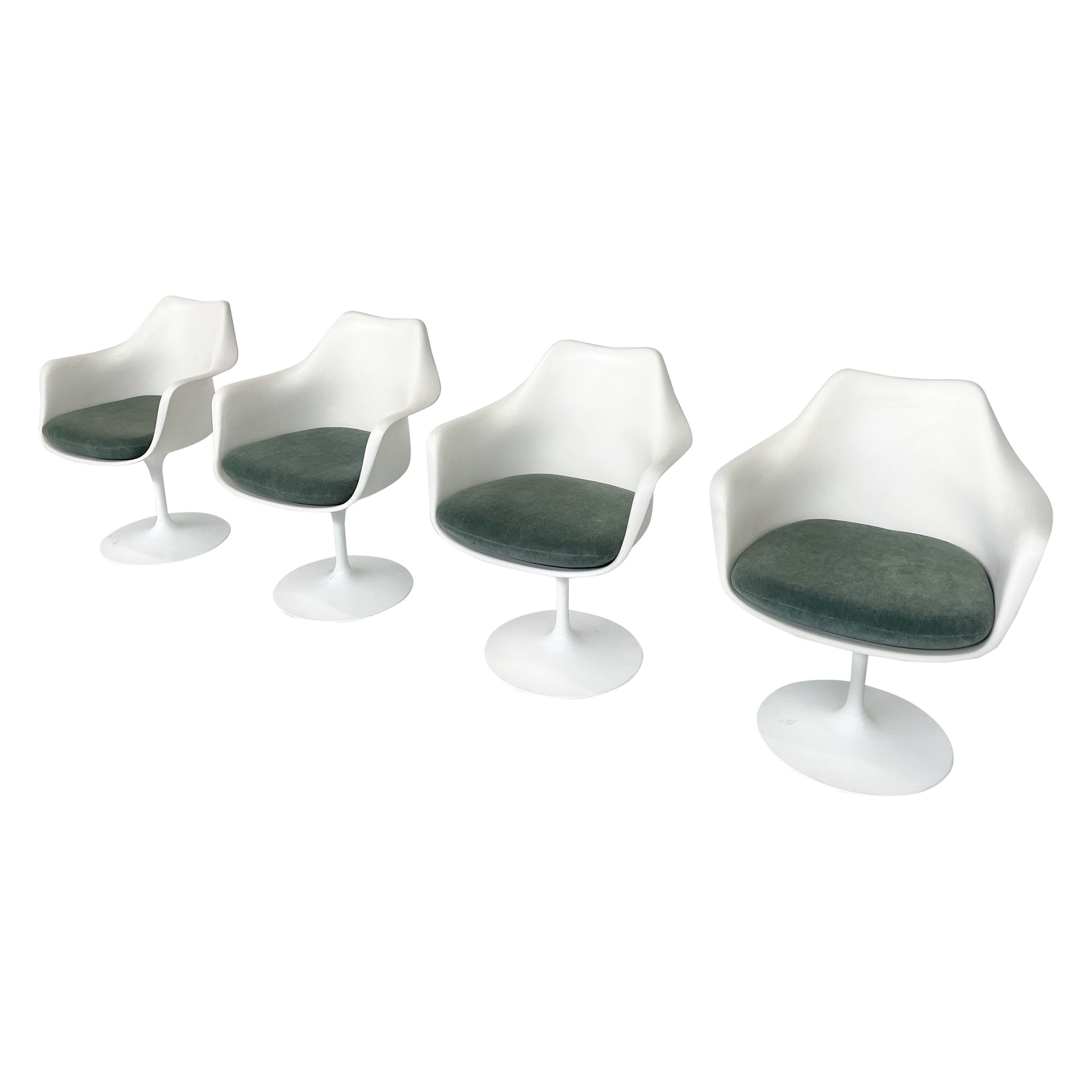 Mid-Century Set of 4 Tulip Chair by Eero Saarinen for Knoll International  For Sale