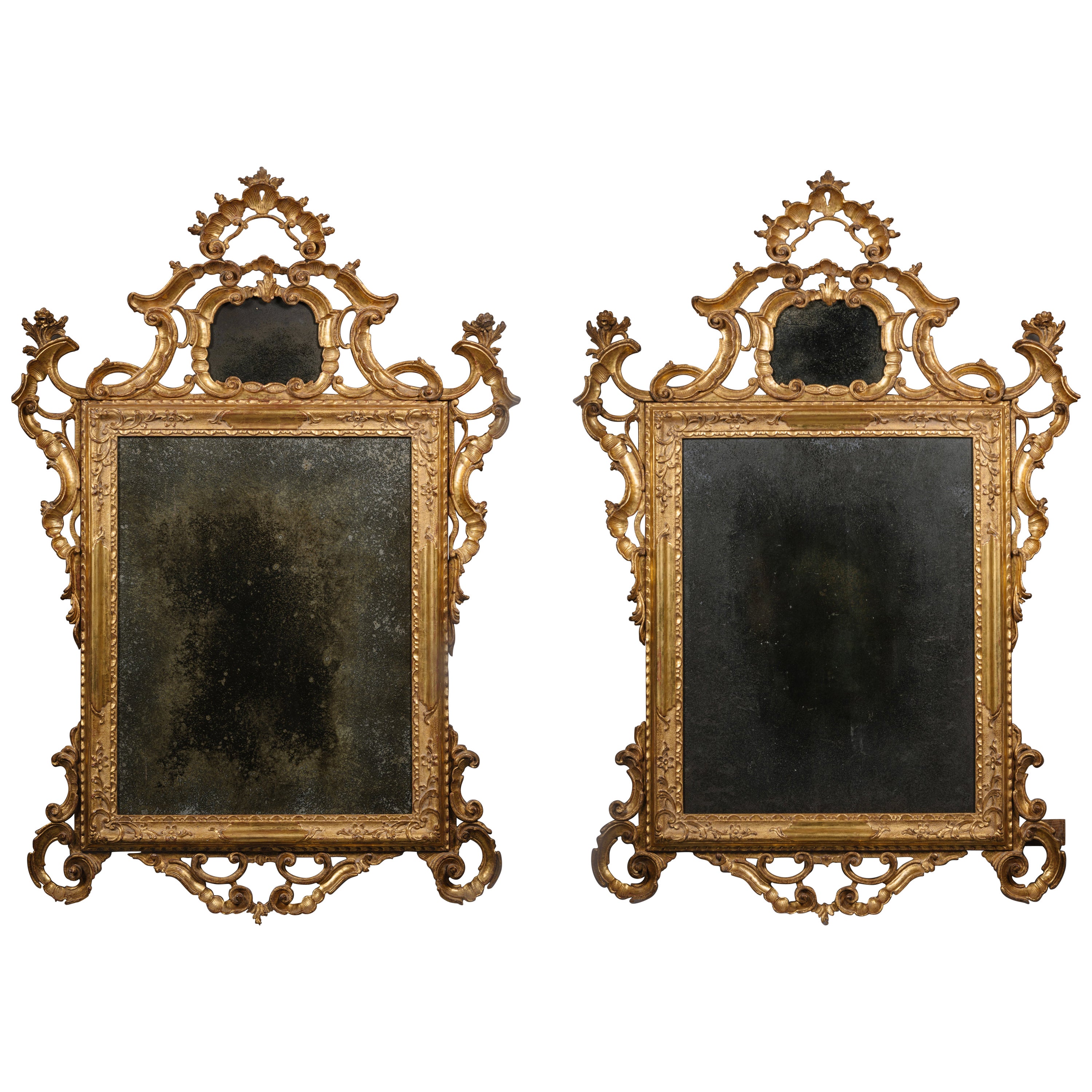 Paire de miroirs vénitiens rococo en bois doré sculpté