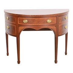 Meuble de rangement fédéral demi-lune en acajou et bois de satin de Baker Furniture, reverni