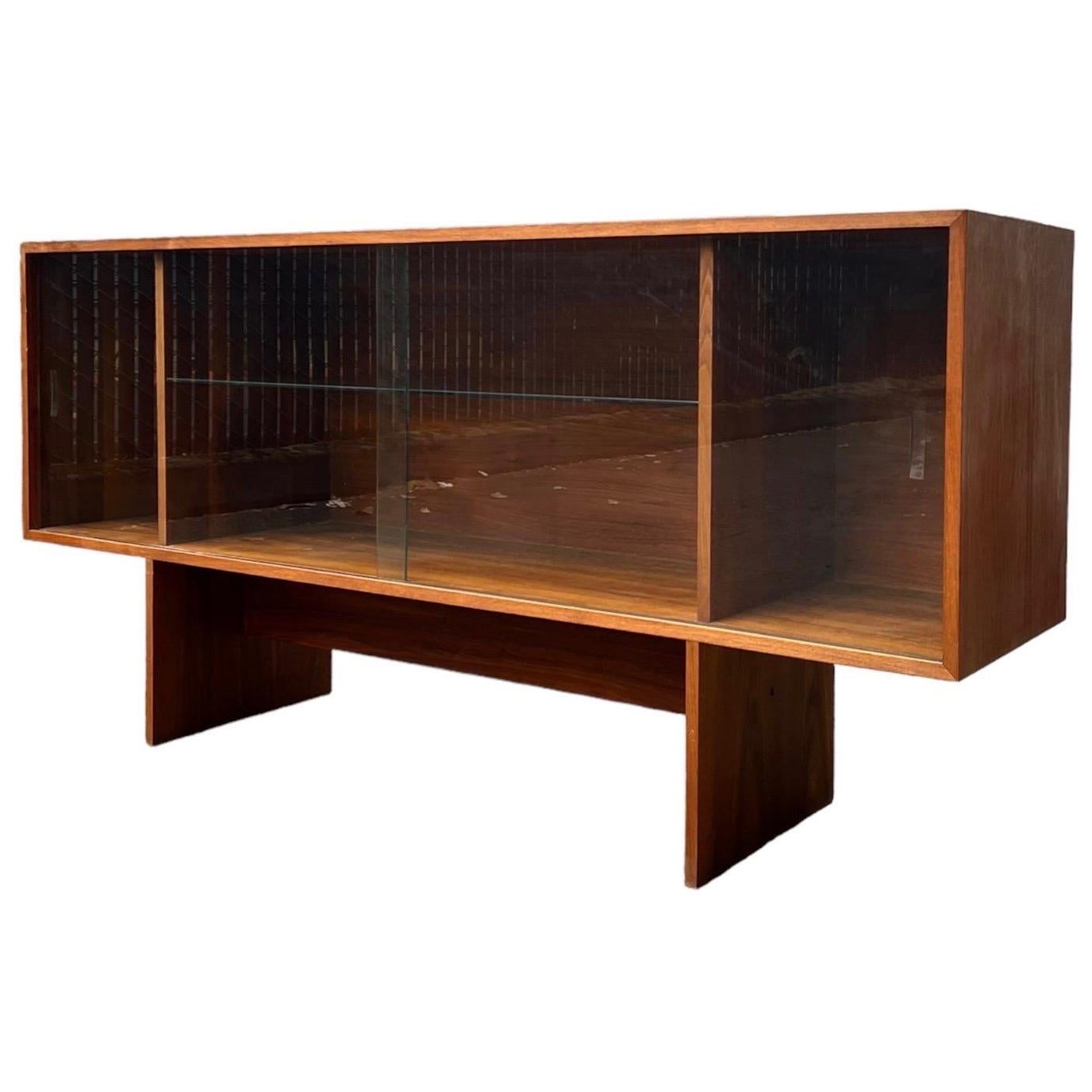 Vintage Mid Century Modern Walnut Book Shelf Display Cabinet (étagère à livres) en bois de noyer  en vente