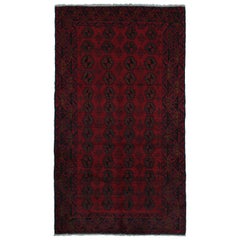 Tapis de course tribal vintage Baluch à motifs rouges et bleu marine de Rug & Kilim