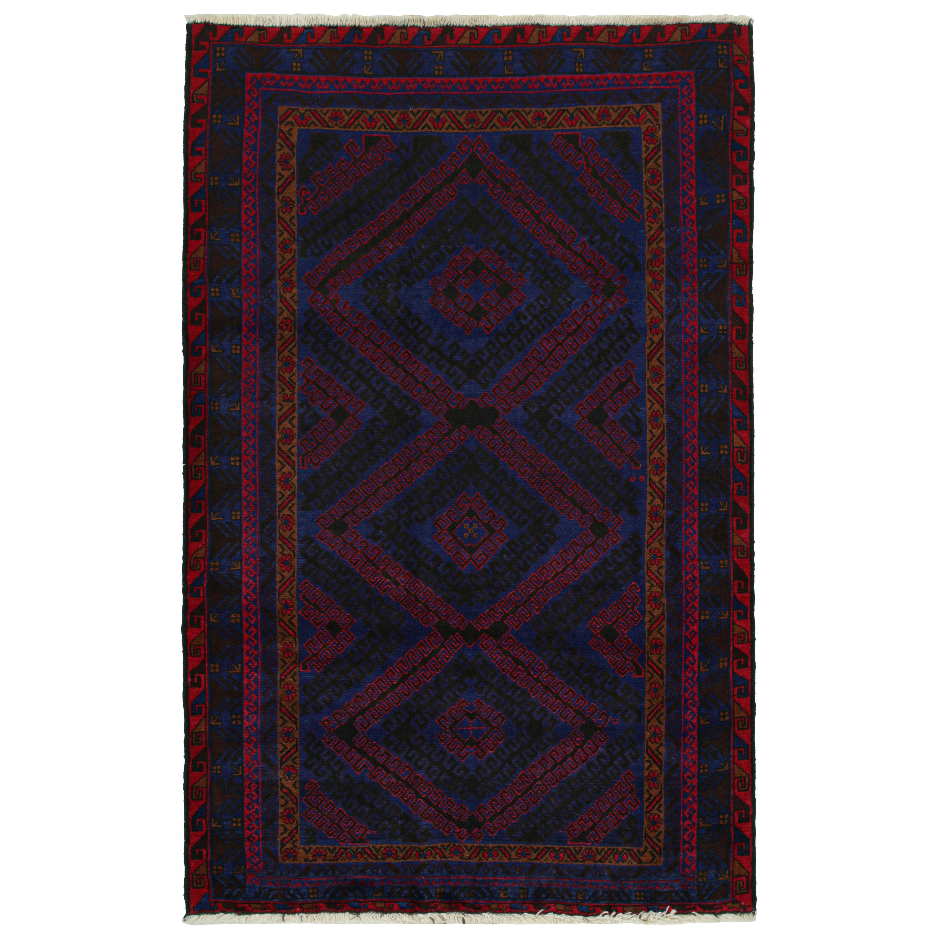 Tapis tribal vintage Baluch à motifs géométriques rouges et bleus, de Rug & Kilim