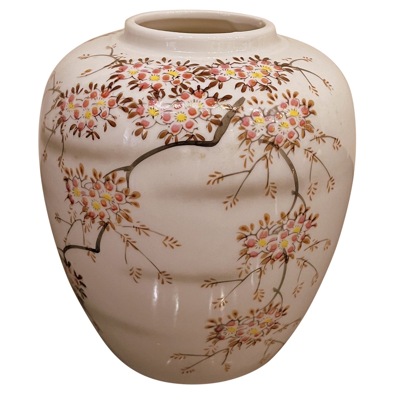 Japanische Porzellanvase mit Blumenmuster im Angebot