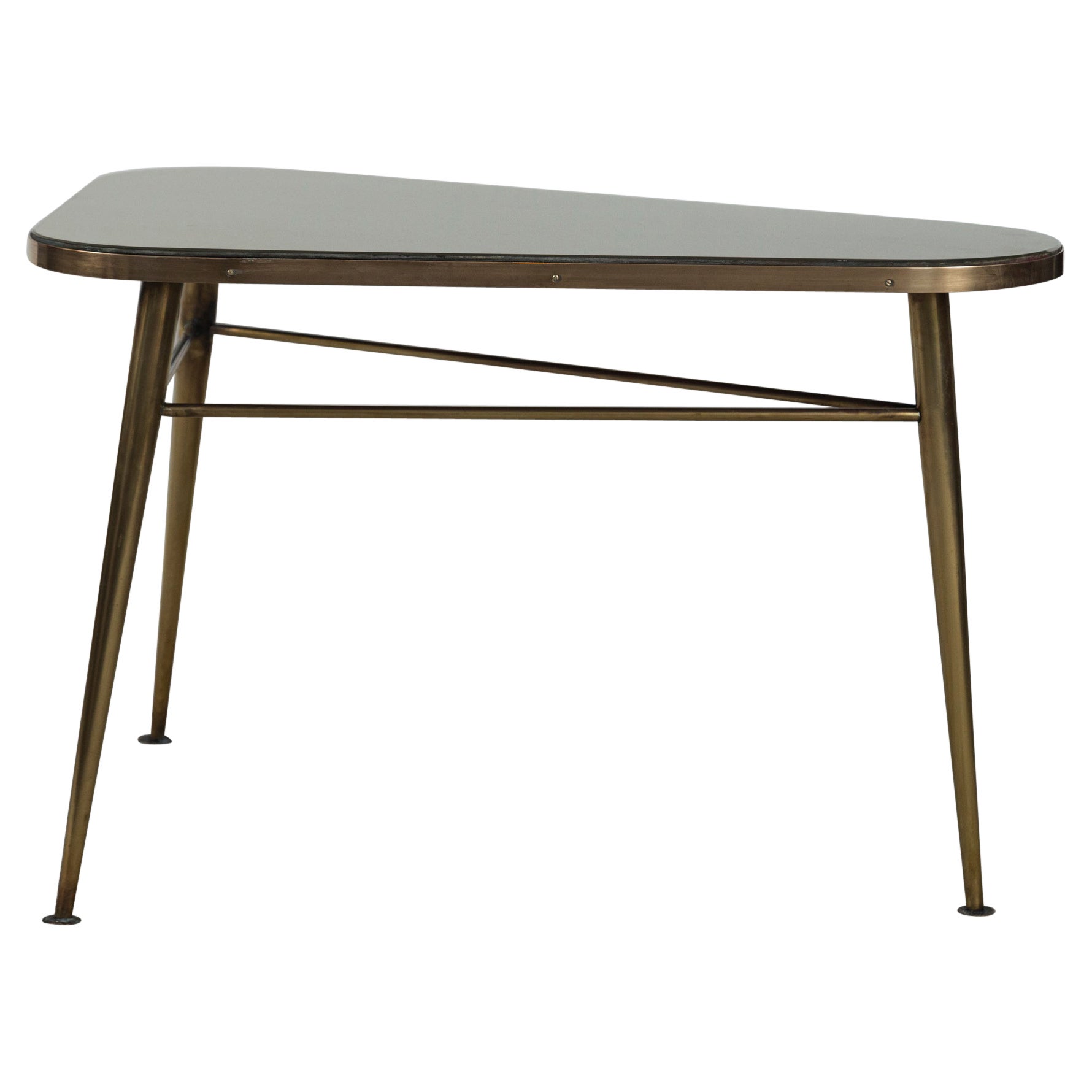 Table basse triangulaire italienne unique en laiton du milieu du siècle dernier en vente