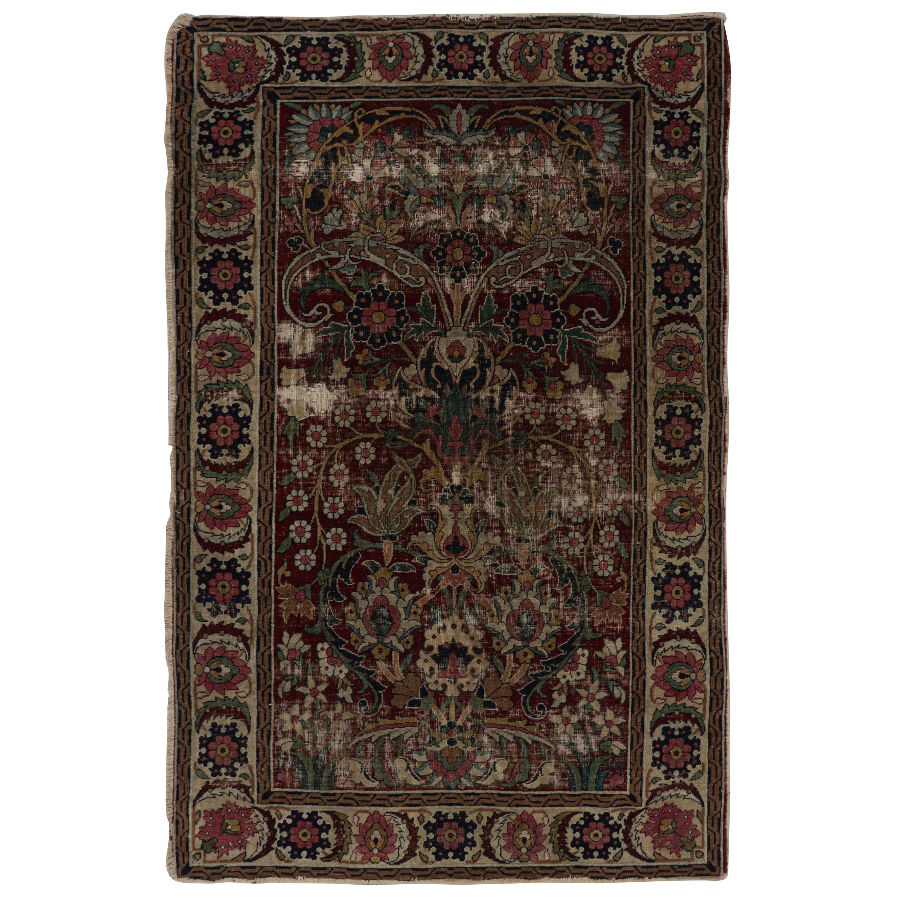 Antiker persischer Khorassan Teppich in Burgund mit floralen Mustern, von Rug & Kilim