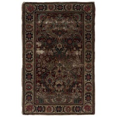 Tapis persan ancien du Khorassan en bourgogne avec motifs floraux, de Rug & Kilim