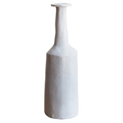 Vase bouteille sculptural contemporain en porcelaine non émaillée de Jenny Min