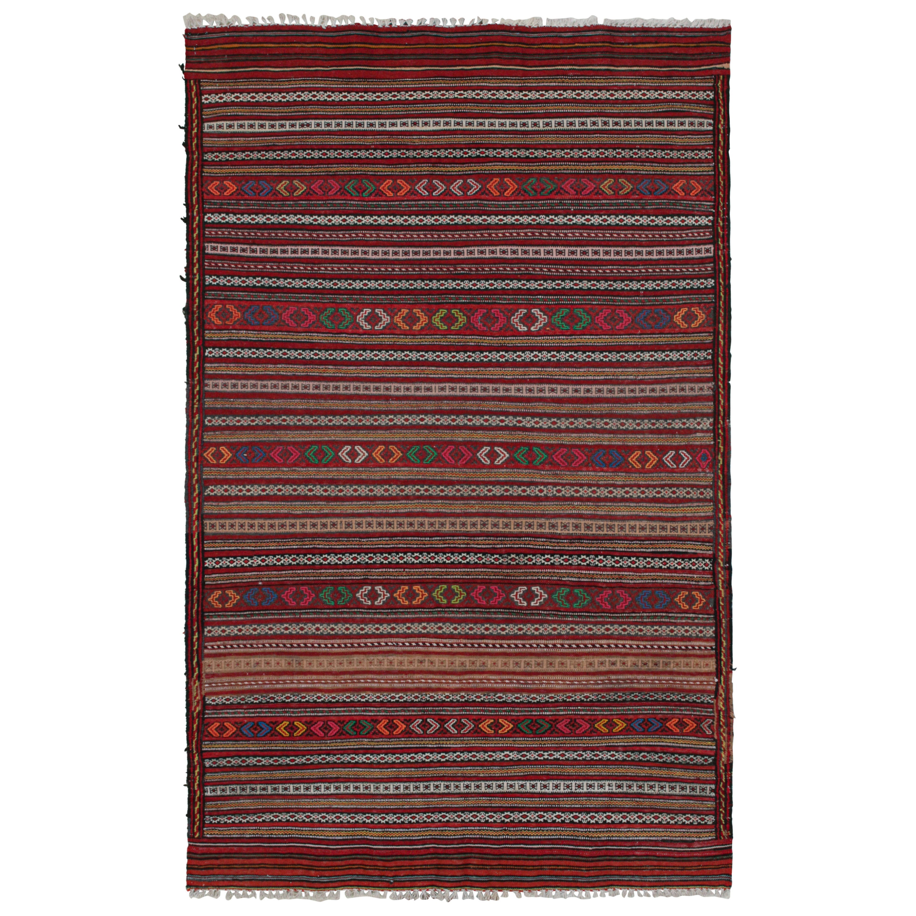 Tapis Kilim Baluch vintage rouge à rayures et motifs tribaux, de Rug & Kilim