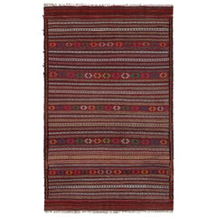 Alter Belutsch-Kilim-Teppich in Rot mit Streifen und Stammesmotiven, von Rug & Kilim