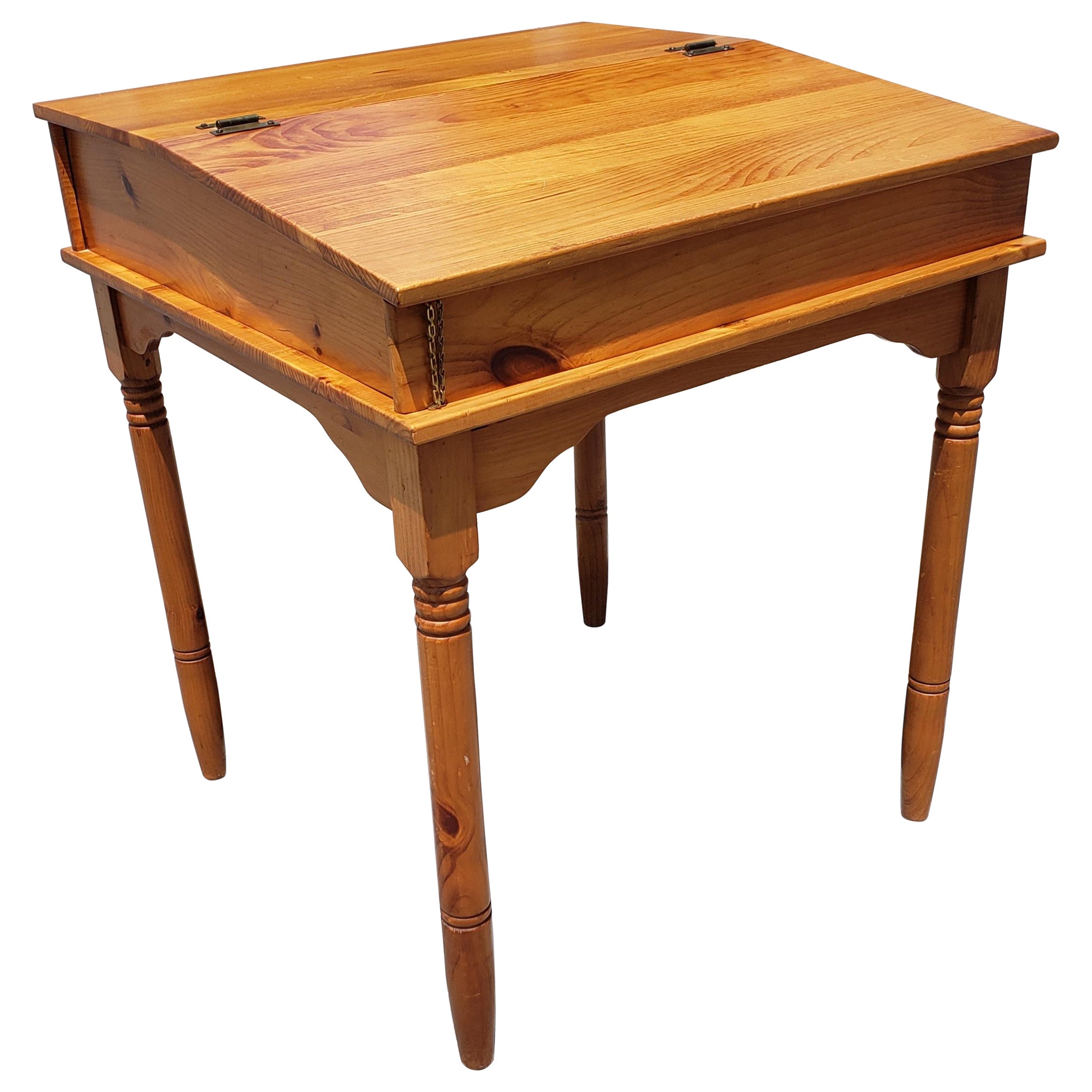 Handgefertigter Schreibtisch im frühen amerikanischen Stil aus massivem Kiefernholz mit schräger Front  im Angebot