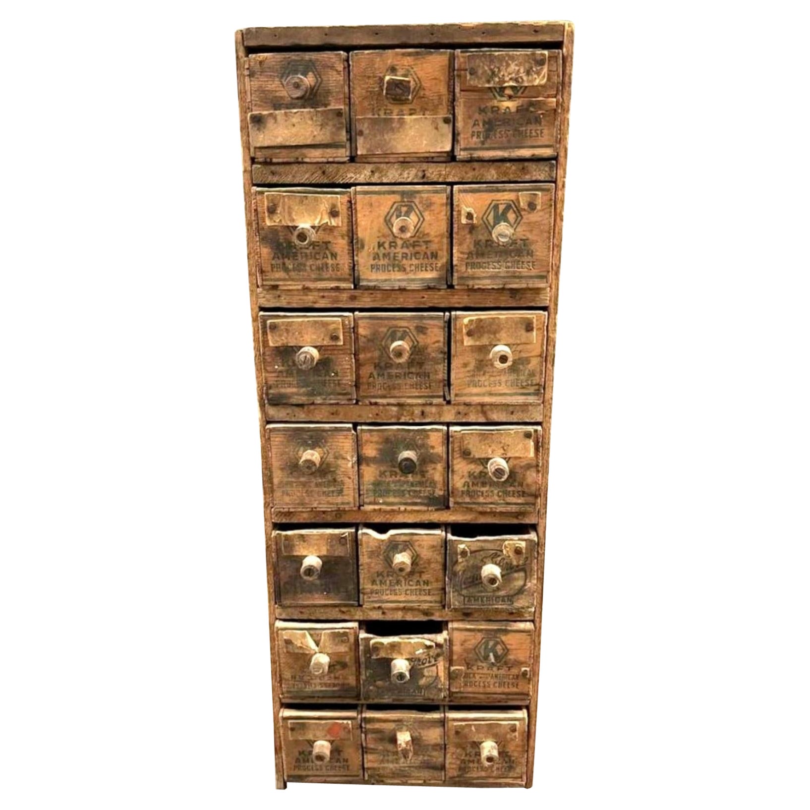 Cabinet d'apothicaire à 21 boîtes des années 1920 en vente