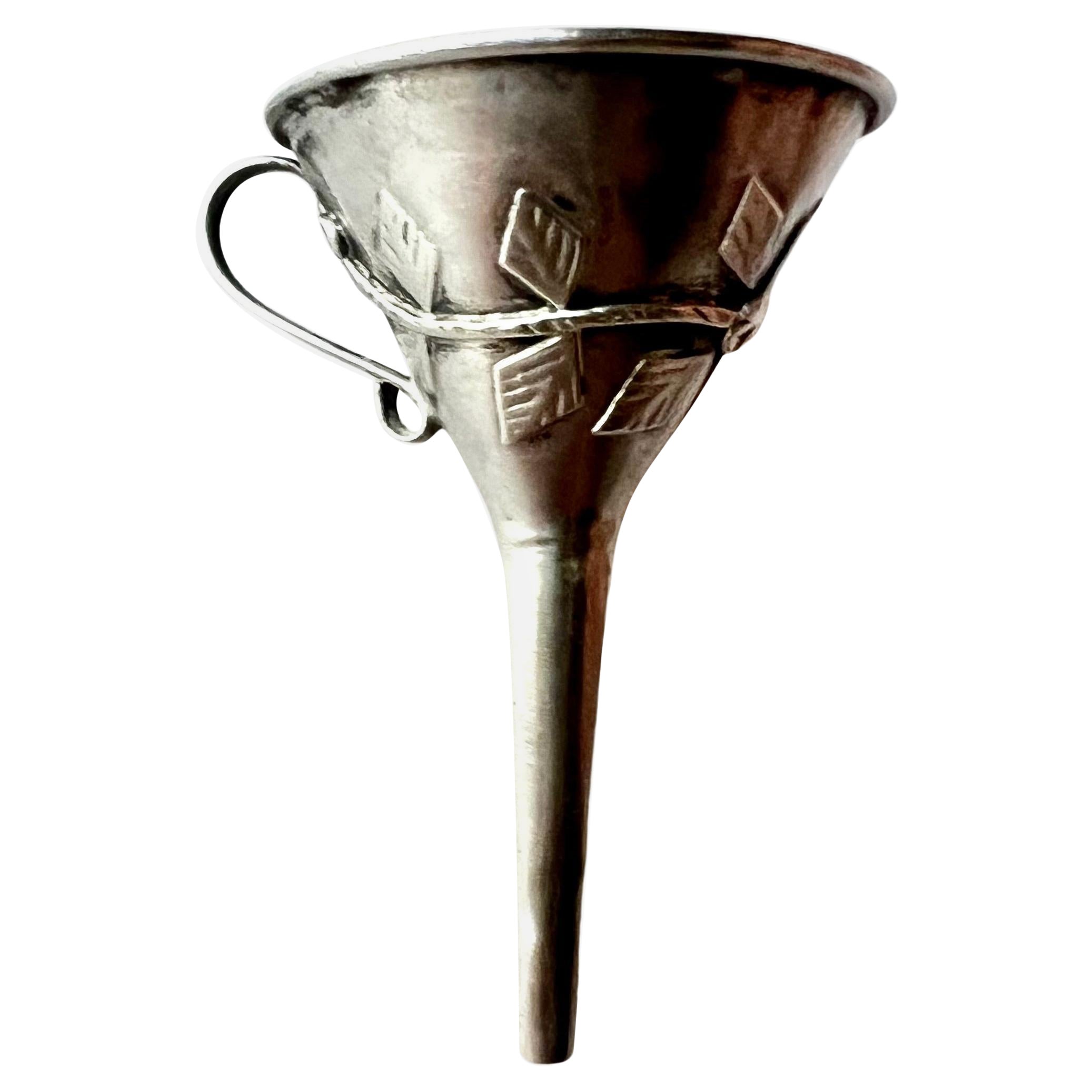 Embudo para Perfume en Plata de Ley Repoussé o Filigrana