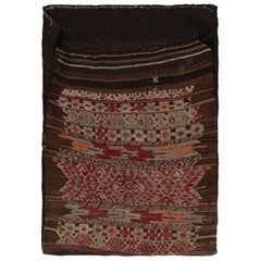 Antiker persischer Taschen-Kilim in Brown mit geometrischen Mustern, von Rug & Kilim