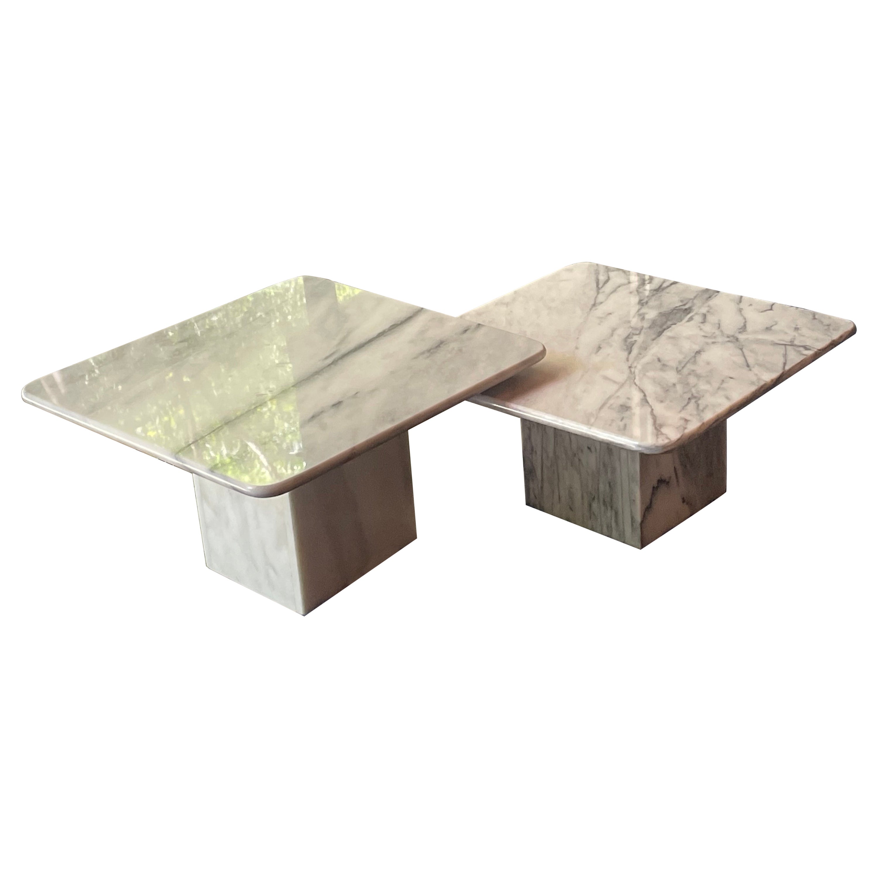 Paire de tables basses ou tables d'appoint carrées en marbre de Carrare en vente