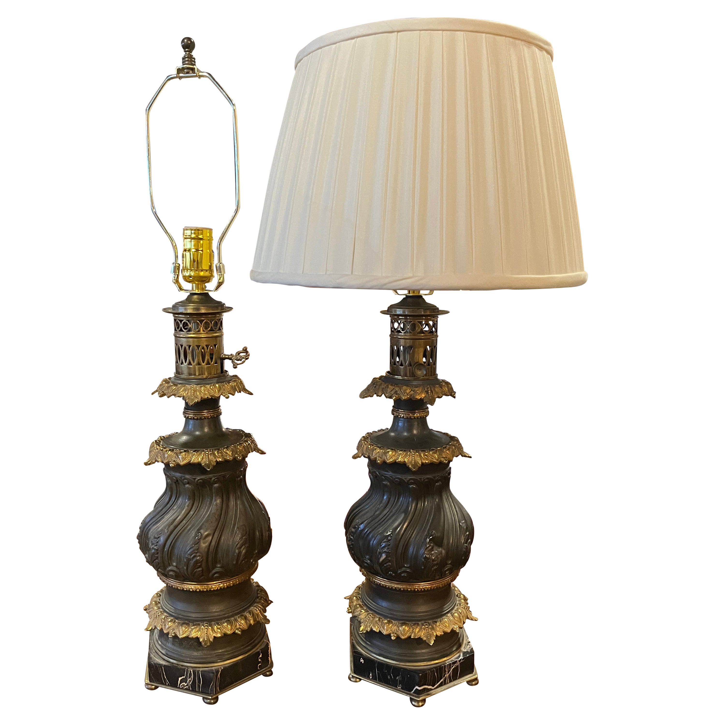 Lampes à huile en bronze et bronze doré sur base en marbre, converties en lampes électriques, 19e siècle en vente