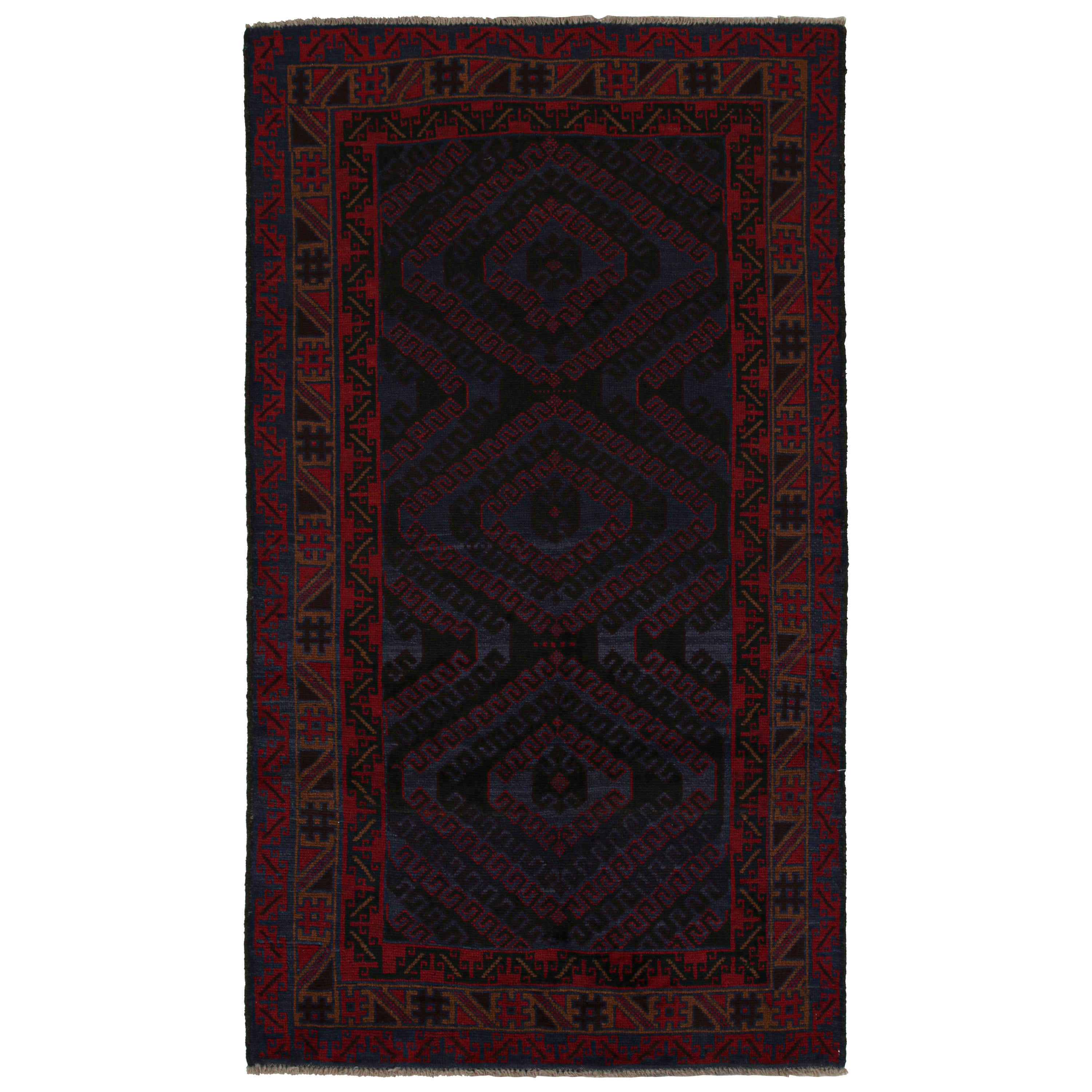 Tapis tribal vintage Baluch en bleu avec motifs géométriques rouges, de Rug & Kilim