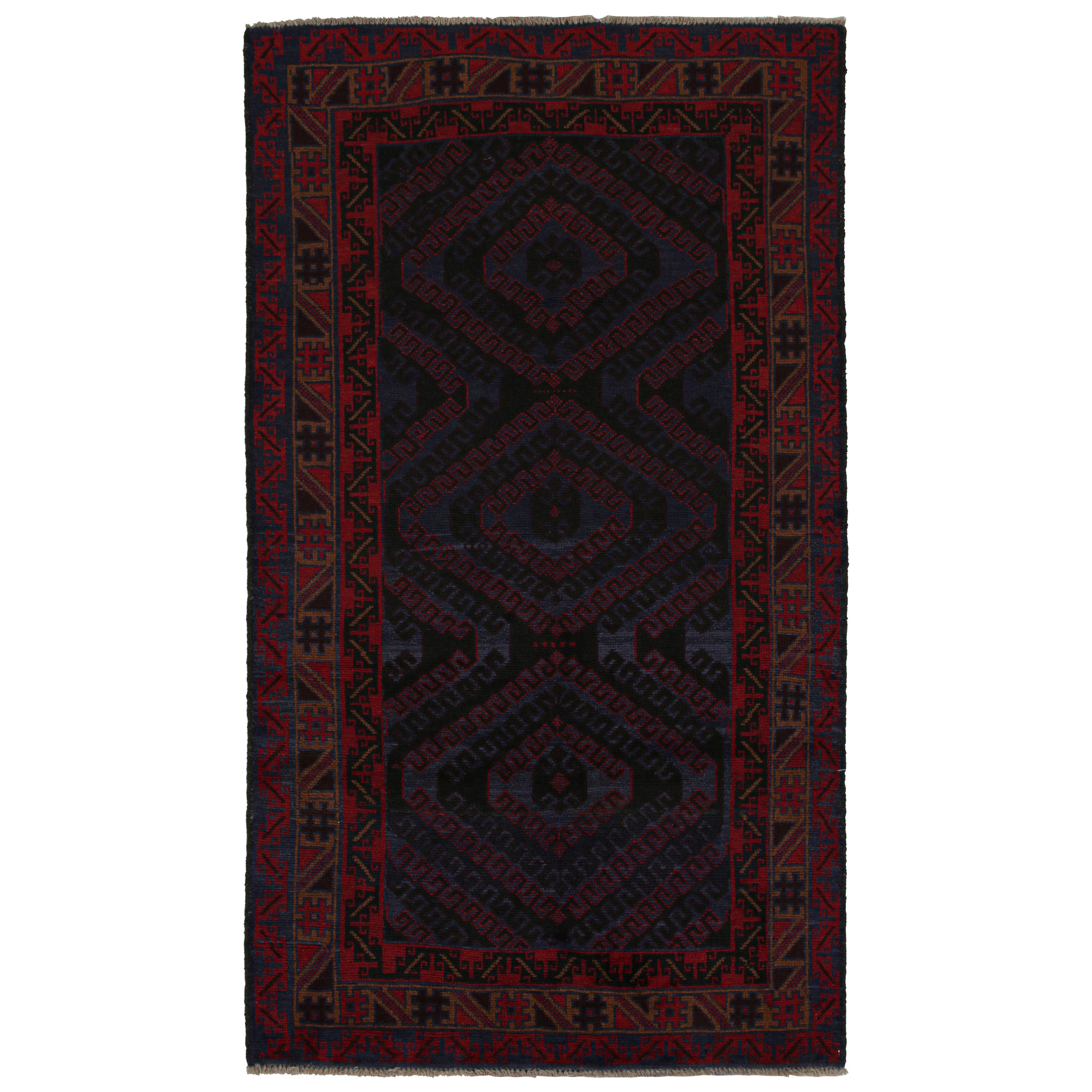 Tapis tribal vintage Baluch en bleu avec motifs géométriques rouges, de Rug & Kilim 