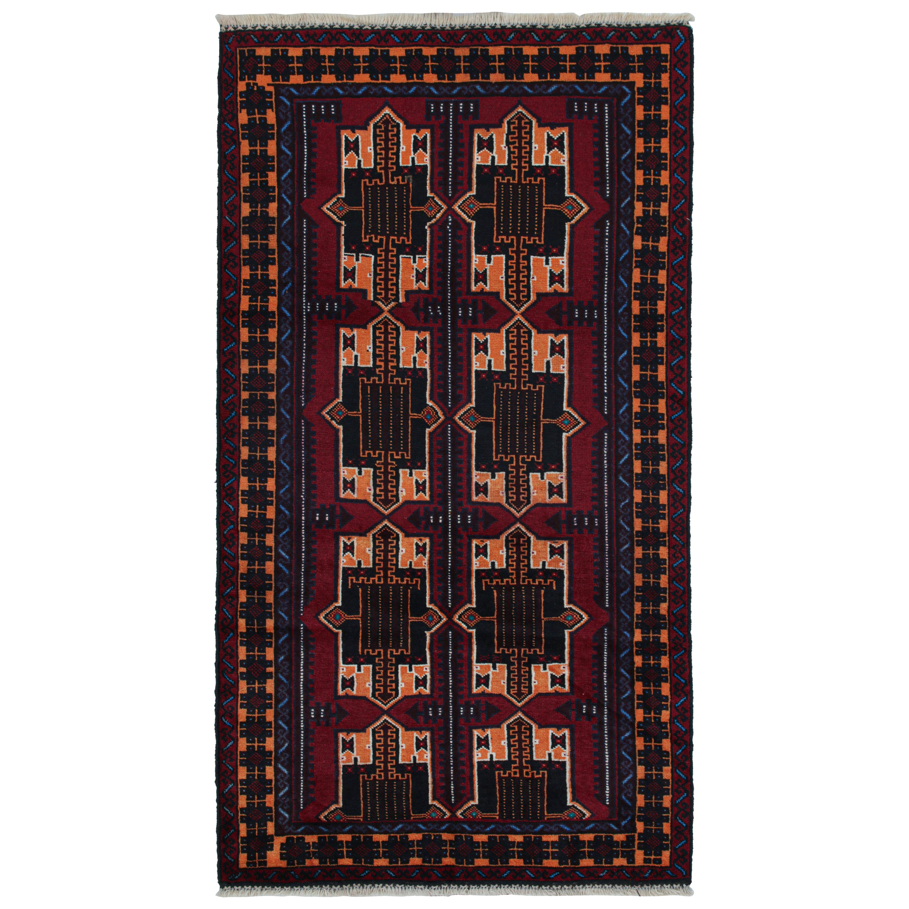 Tapis de couloir Baluch vintage en bourgogne à motifs géométriques, de Rug & Kilim