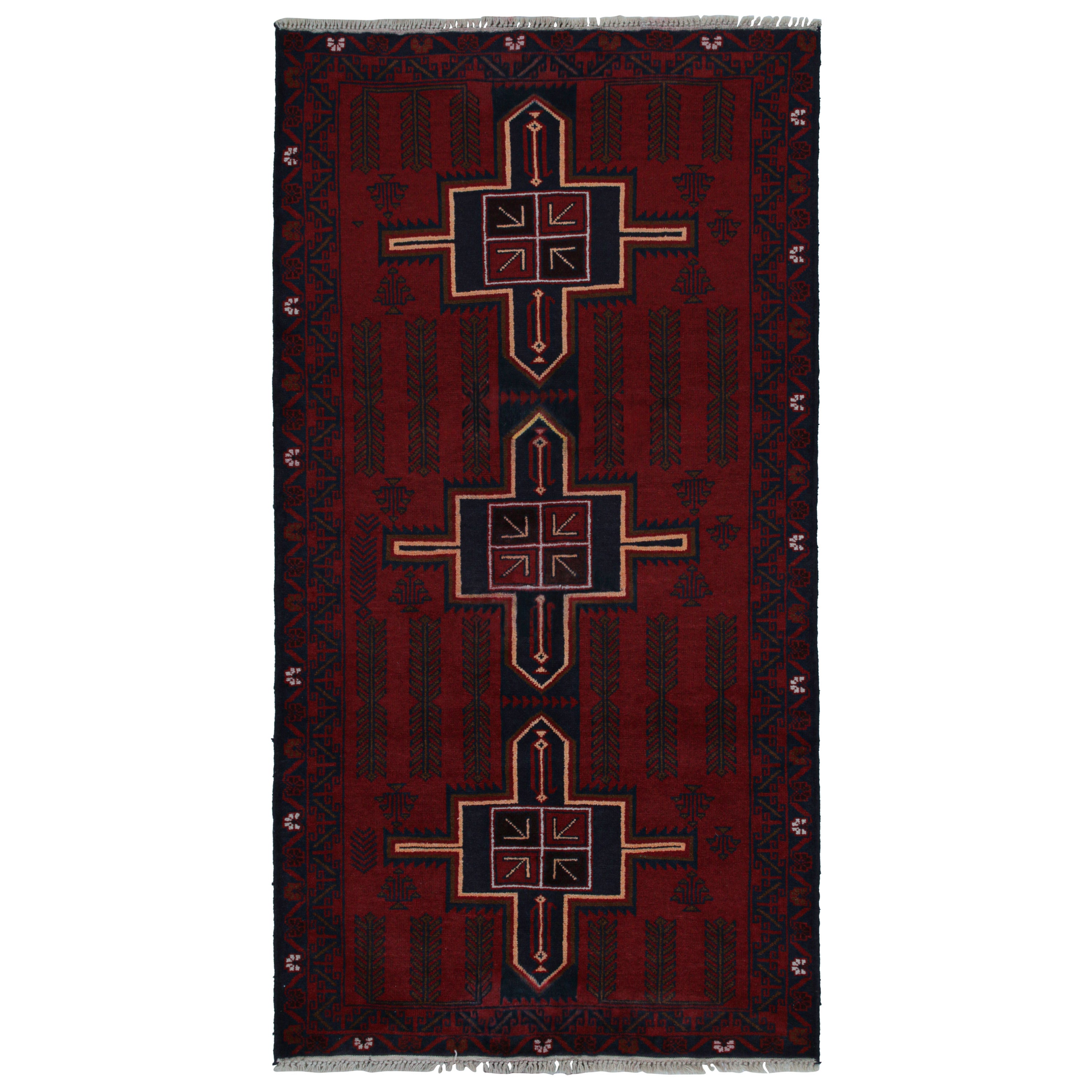 Vintage Baluch Tribal Läufer in Rot mit geometrischen Mustern von Rug & Kilim im Angebot