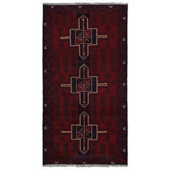 Tapis de couloir tribal Baluch vintage rouge à motifs géométriques de Rug & Kilim