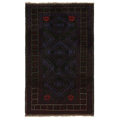 Vintage Baluch Stammesteppich mit blauen und schwarzen geometrischen Mustern, von Rug & Kilim