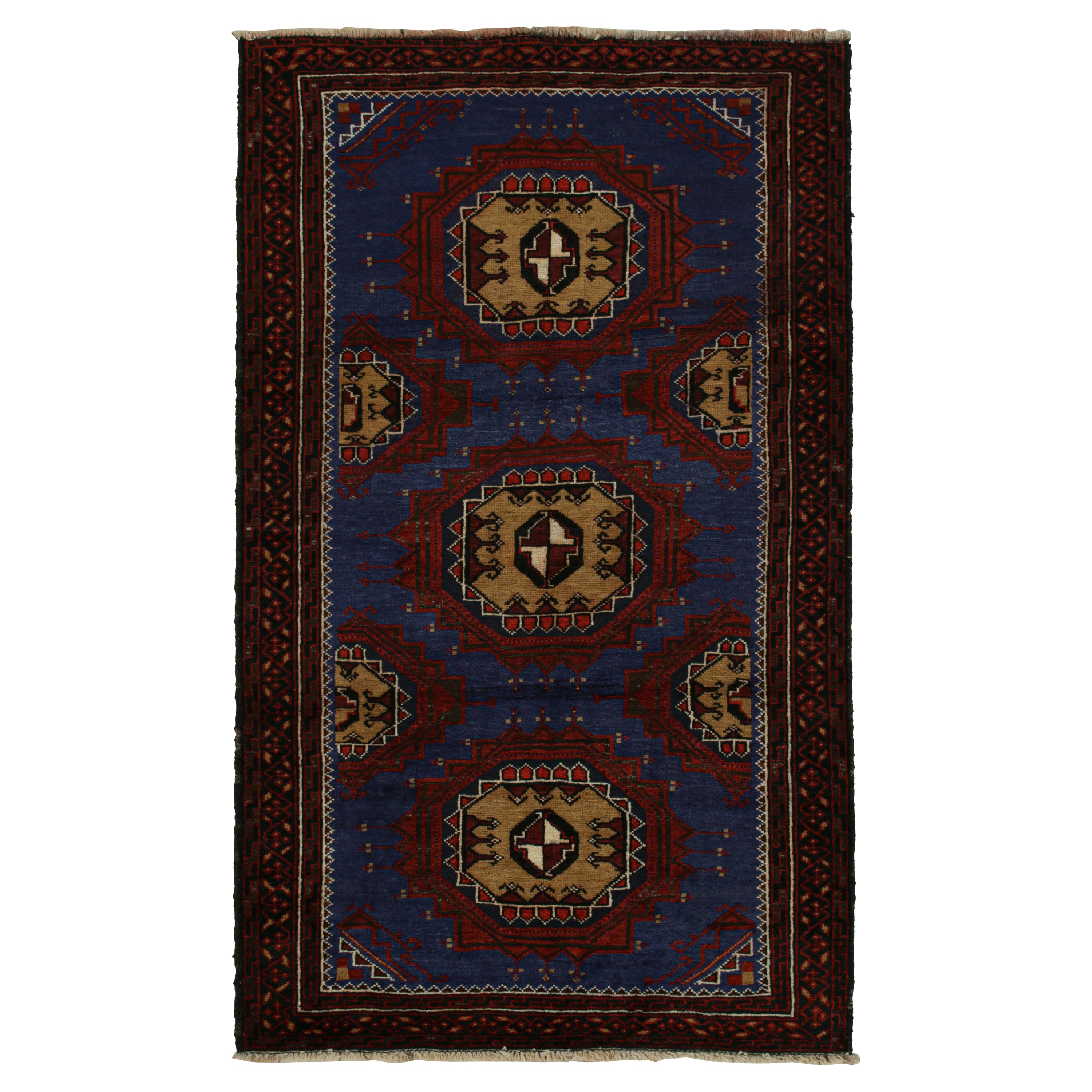Tapis tribal Baluch vintage en bleu avec médaillons rouges et beiges, de Rug & Kilim en vente