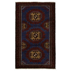 Tapis tribal Baluch vintage en bleu avec médaillons rouges et beiges, de Rug & Kilim